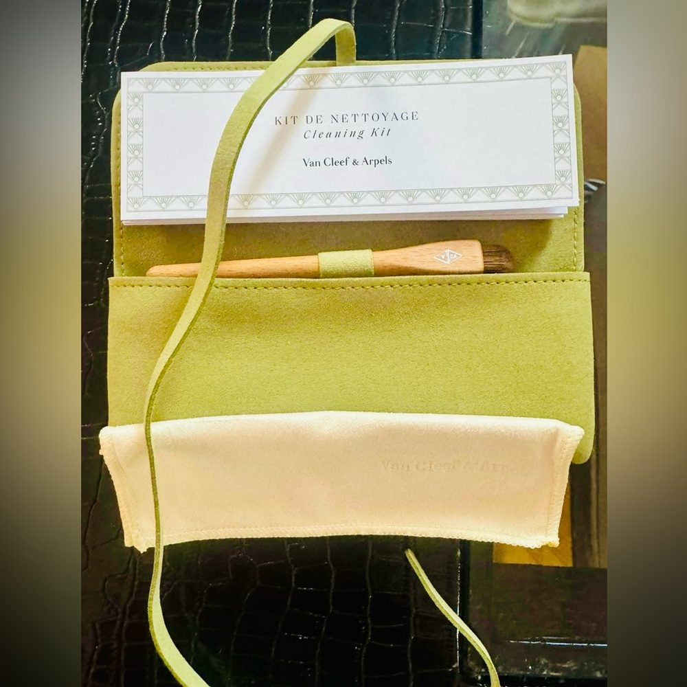 Brand NEW Authentic Van Cleef & Arpels Cleaning Kit in Green and Cream